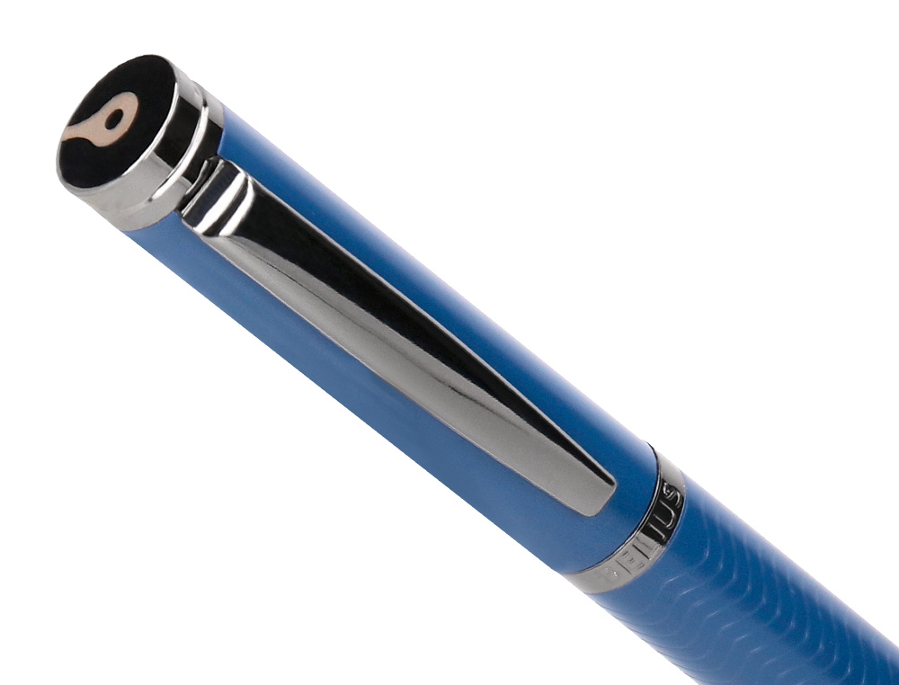 STYLO-BILLE BELIUS NEPTUNO ALUMINIUM TEXTURE ONDULEE ATTRIBUTS GUN ENCRE BLEUE COLORIS BLEU MARINE DANS COFFRET CADEAU
