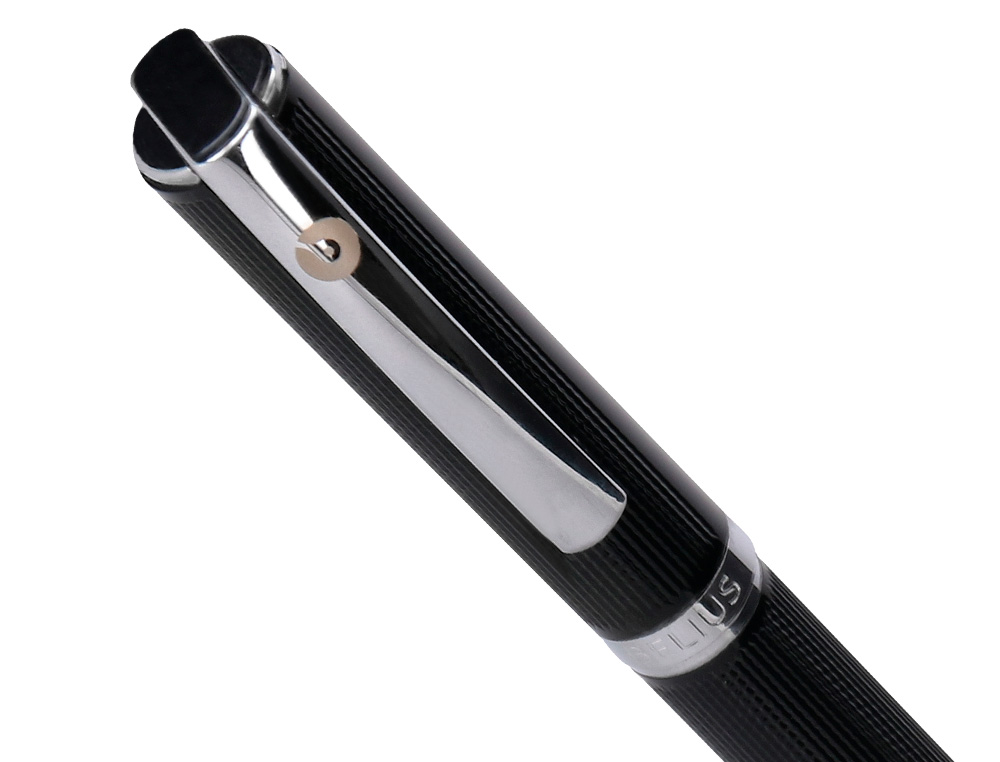 ROLLER BELIUS TURBO ALUMINIUM TEXTURE POINTILLEE ATTRIBUTS ARGENT ENCRE BLEUE COLORIS NOIR DANS COFFRET CADEAU