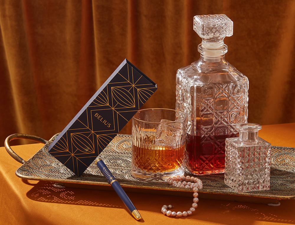 STYLO-PLUME ET ETUI SIMILI CUIR BELIUS SOIREE ALUM. DETAILS ET ATTRIBUTS OR ENCRE BLEUE COL. BLEU MARINE COFFRET CADEAU