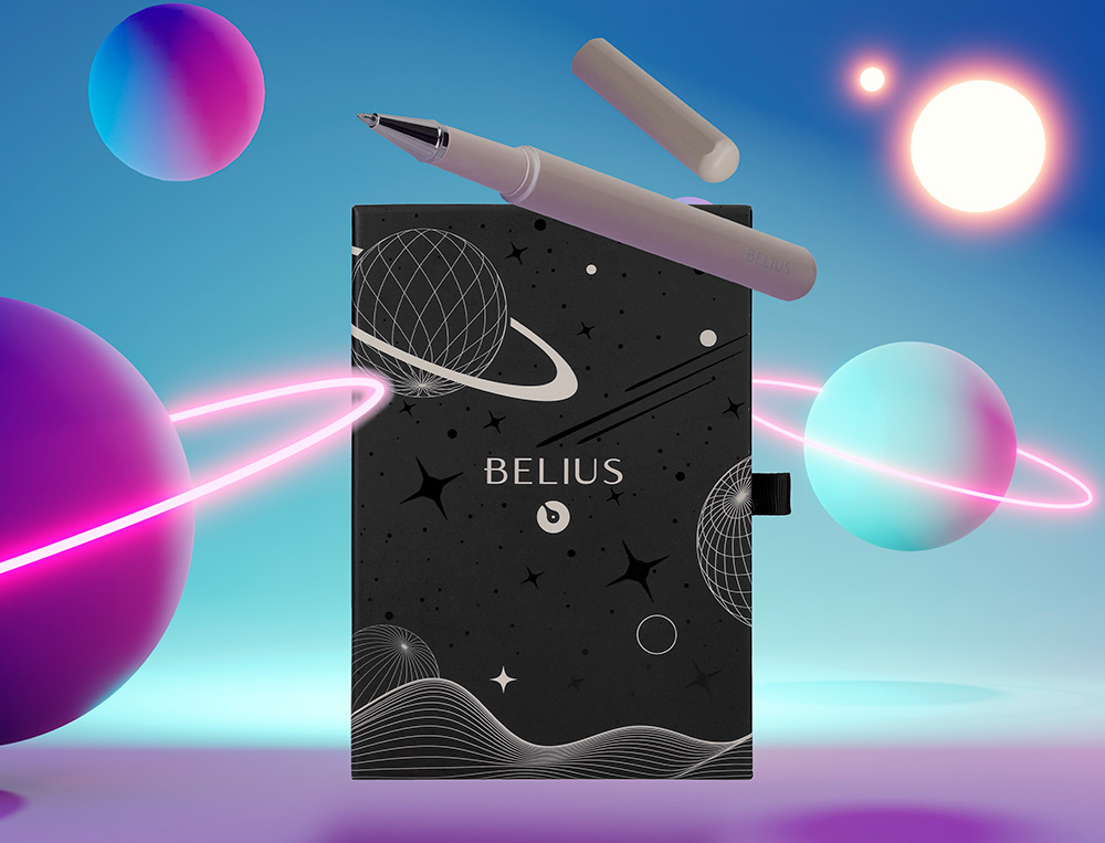 ROLLER ET ETUI EN SIMILI CUIR BELIUS SPACE B MONOCHROME SANS AGRAFE ENCRE BLEUE COLORIS GRIS DANS COFFRET CADEAU