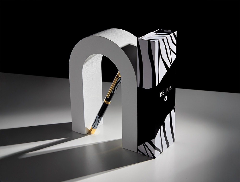 STYLO-BILLE BELIUS B&W ALUMINIUM ATTRIBUTS OR ENCRE BLEUE COLORIS NOIR ZEBRURES BLANCHES DANS COFFRET CADEAU