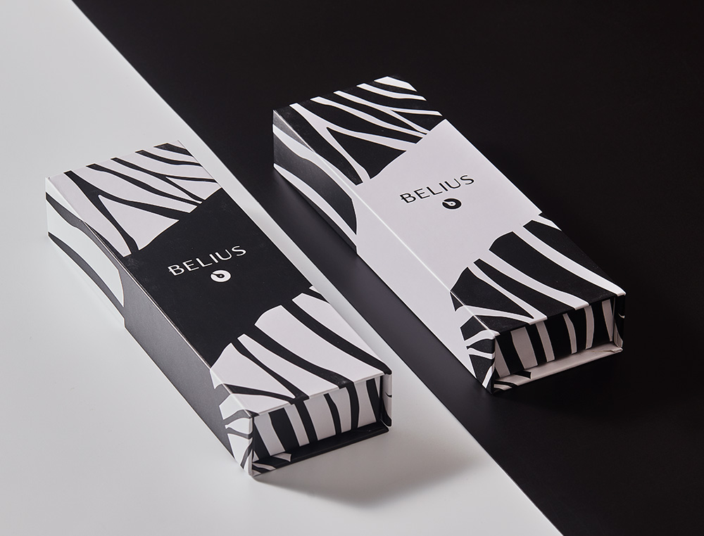 STYLO-BILLE BELIUS B&W ALUMINIUM ATTRIBUTS OR ENCRE BLEUE COLORIS NOIR ZEBRURES BLANCHES DANS COFFRET CADEAU