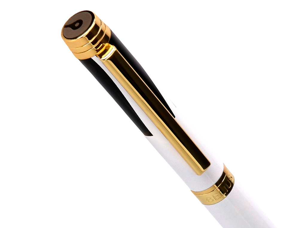 STYLO-BILLE BELIUS B&W ALUMINIUM ATTRIBUTS OR ENCRE BLEUE COLORIS NOIR ZEBRURES BLANCHES DANS COFFRET CADEAU