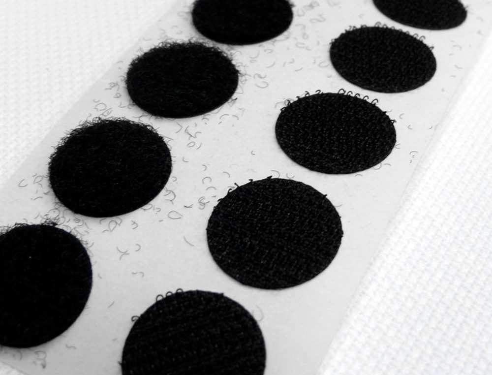 PASTILLES APLI RONDES AUTO AGRIPPANT ADHESIF DIAMETRE    19MM NOIR . BLISTER DE 12