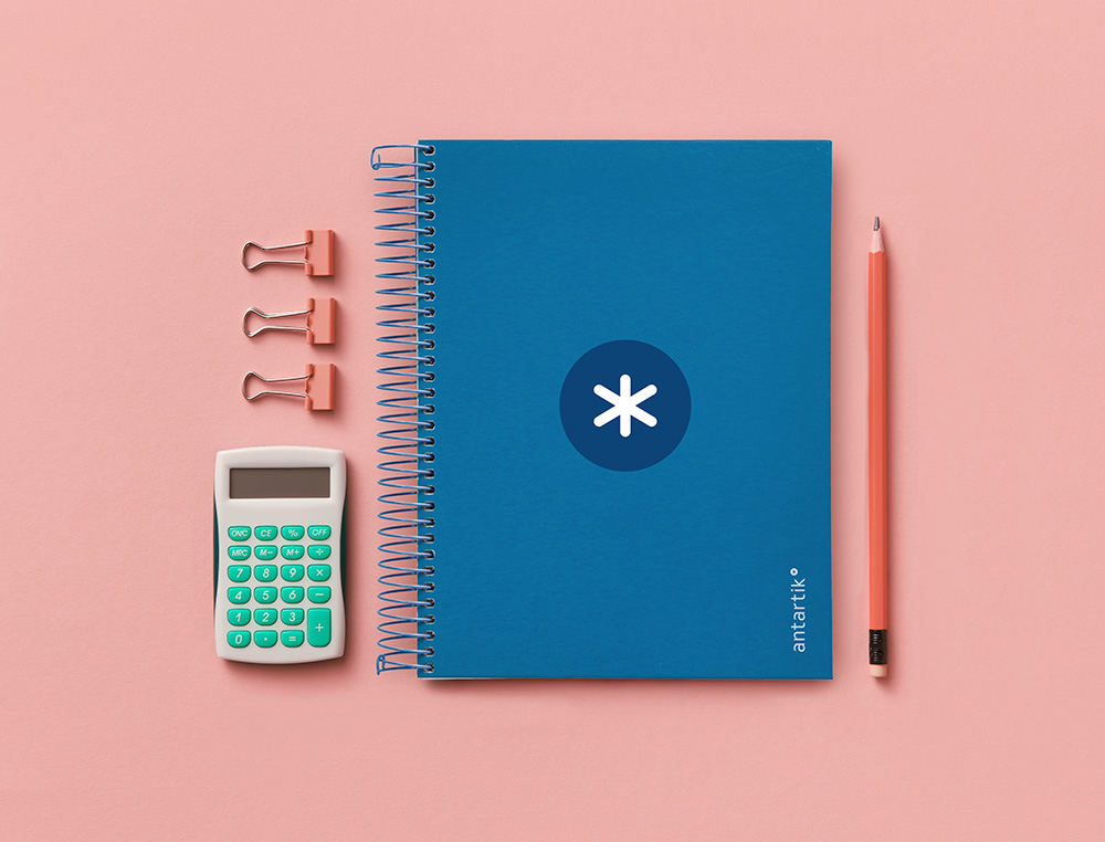 CAHIER SPIRALE ANTARTIK A5 14,8X21CM 240P 90G/M2 5X5MM 6 TROUS COIL-LOCK COLORIS BLEU MARINE