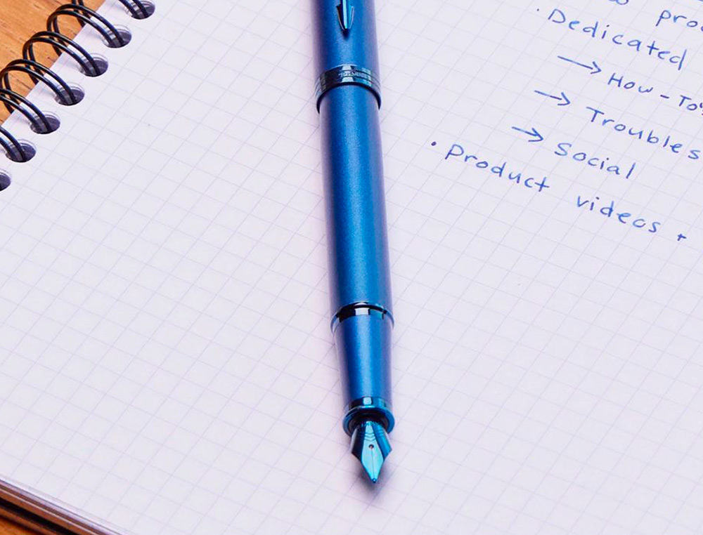 STYLO-PLUME PARKER IM MONOCHROME BLEU POINTE MOYENNE ENCRE BLEU ETUI CADEAU