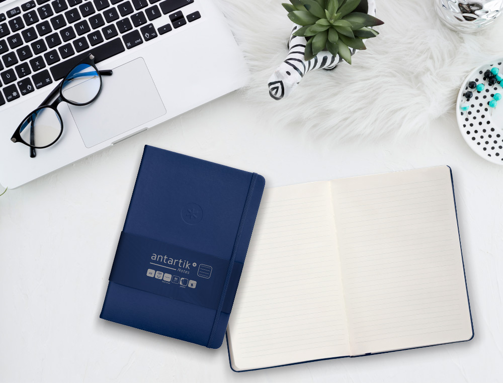 CARNET A5 ANTARTIK NOTES LIGNECOUVERTURE RIGIDE FERMETURE ELASTIQUE 100 PAGES 80GR COLORIS BLEU MARINE