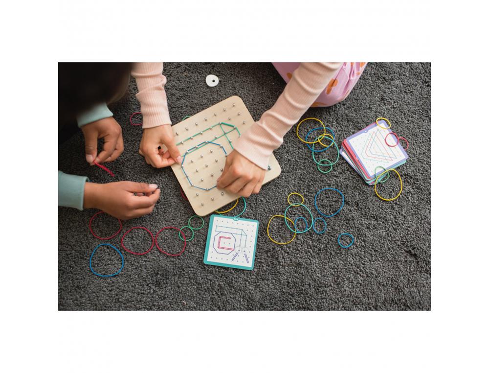 GEOBOARD BS TOYS POUR CR ER DES DESSINS 1 PLANCHE EN BOIS AVEC 48 ELASTIQUES ET 20      CARTES MODELES