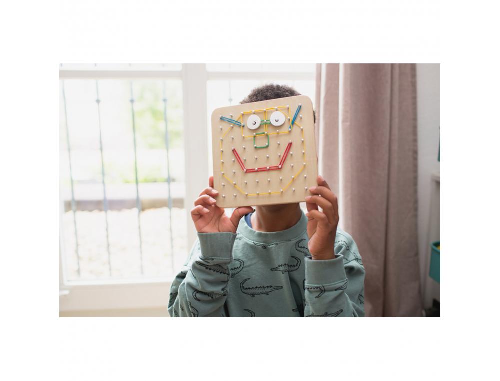 GEOBOARD BS TOYS POUR CR ER DES DESSINS 1 PLANCHE EN BOIS AVEC 48 ELASTIQUES ET 20      CARTES MODELES