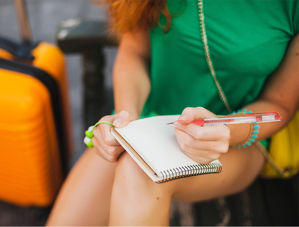 STYLO-BILLE Q-CONNECT ÉCRITURE MOYENNE 0.5MM CORPS TRANSLUCIDE GRIP CAOUTCHOUC COLORIS ROUGE