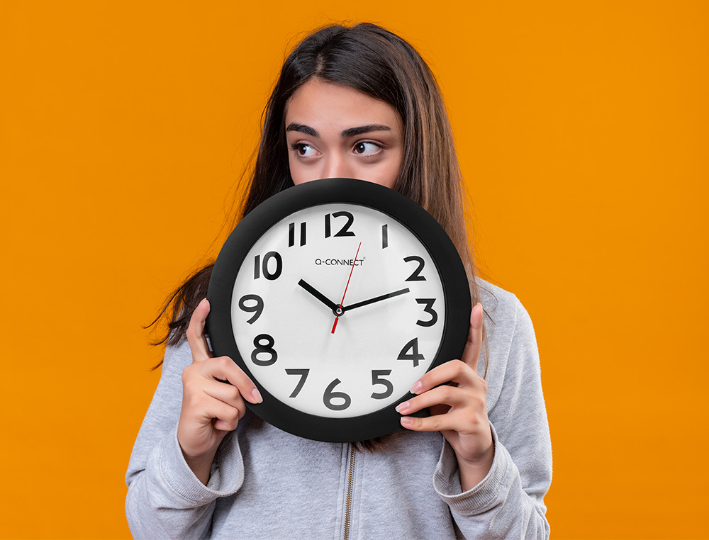 HORLOGE Q-CONNECT MURALE PLASTIQUE DESIGN ACTUEL NUMROS NOIRS FOND BLANC 1 PILE AA NON FOURNIE DIAMTRE 30CM NOIR