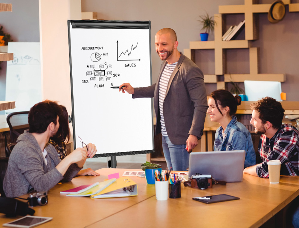CHEVALET CONFÉRENCE Q-CONNECT TABLEAU MAGNÉTIQUE 70X100CM CADRE ALUMINIUM PINCE BLOC PAPIER AUGET PORTE-MARQUEURS ROUES